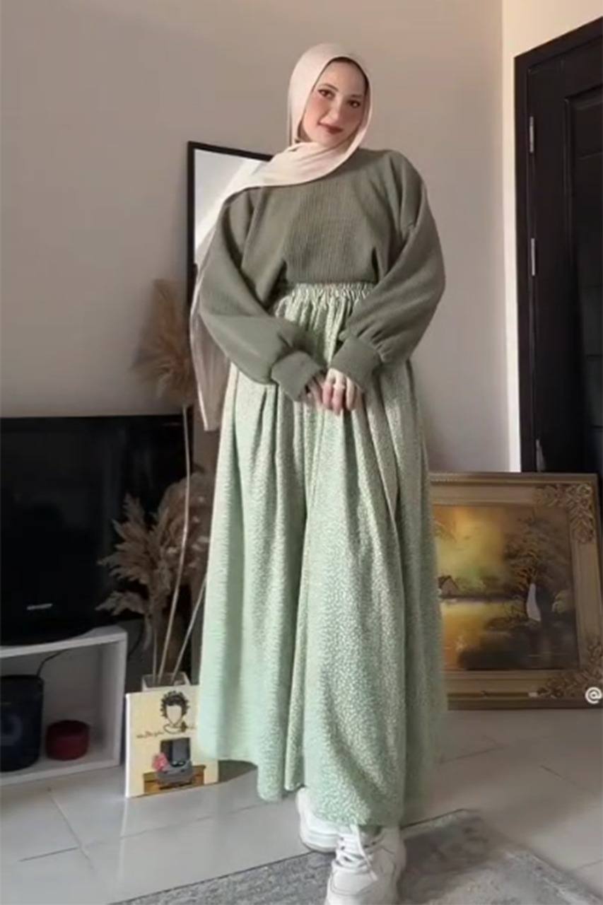 مصغّر المنتج 5: طقم شتوي جيبة اسكوب وبلوزة ريب مضلع – كولكشن 2025