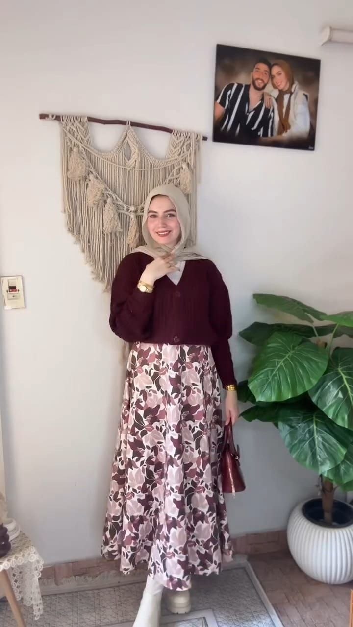 مصغّر المنتج 1: طقم تريكو بلاوز وجيبة مشجرة