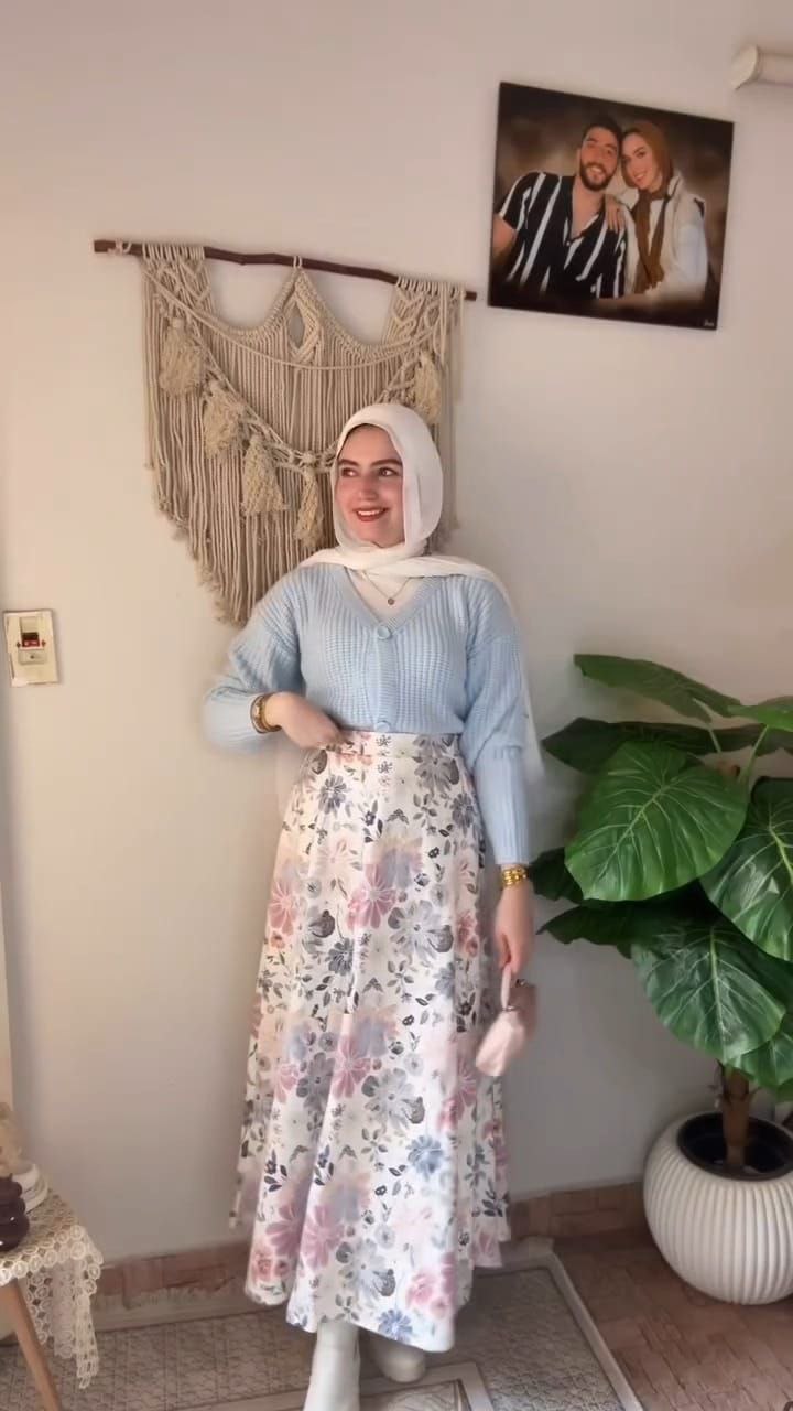 مصغّر المنتج 2: طقم تريكو بلاوز وجيبة مشجرة