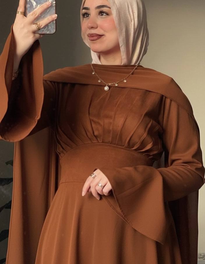 مصغّر المنتج 4: فستان "شمواه سويدي" بشال شيفون وأكمام واسعة.