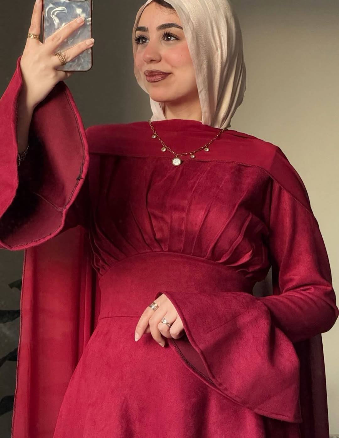 مصغّر المنتج 5: فستان "شمواه سويدي" بشال شيفون وأكمام واسعة.