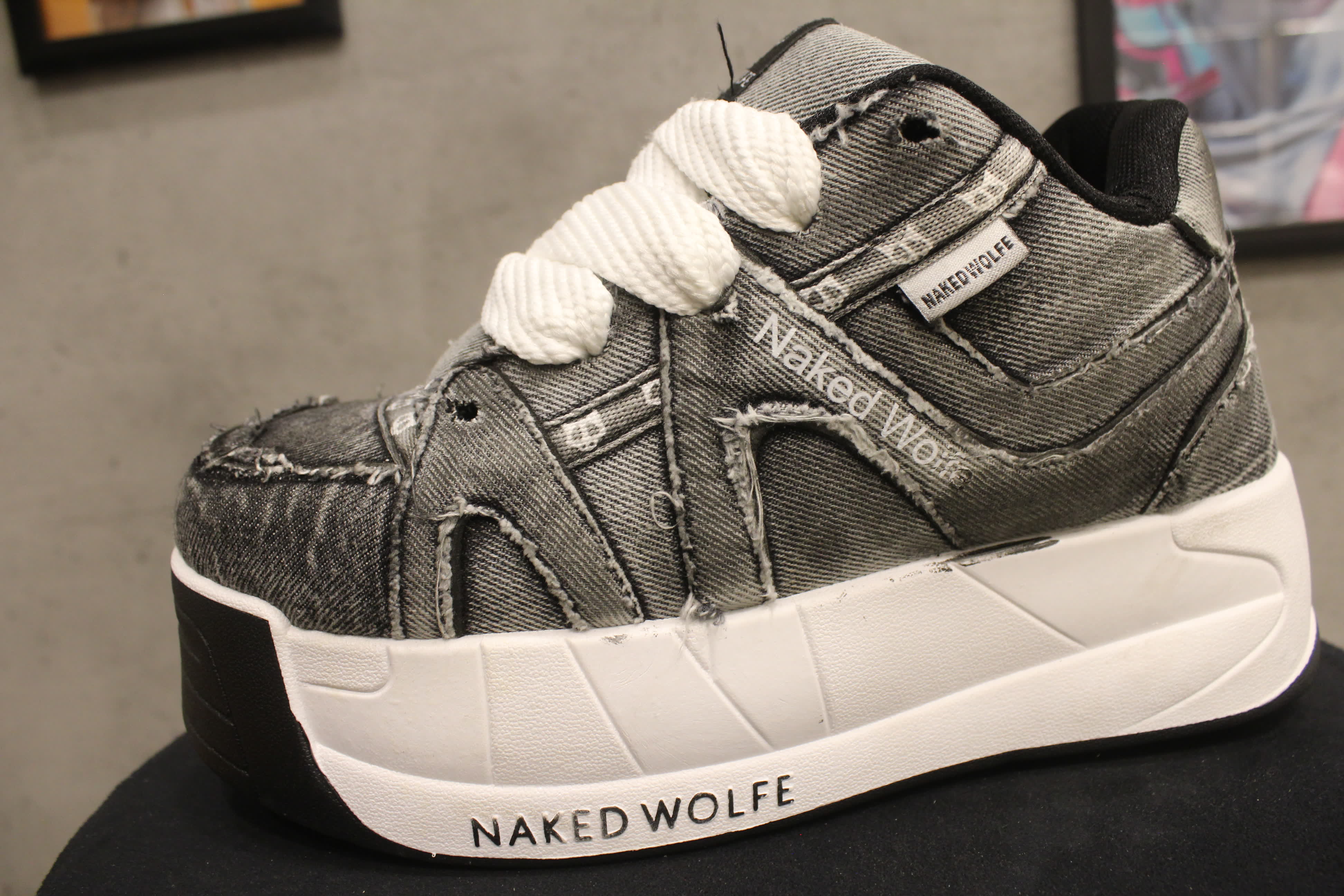 مصغّر المنتج 2: سنيكرز "نيكِد وولف" جينز تشانكي