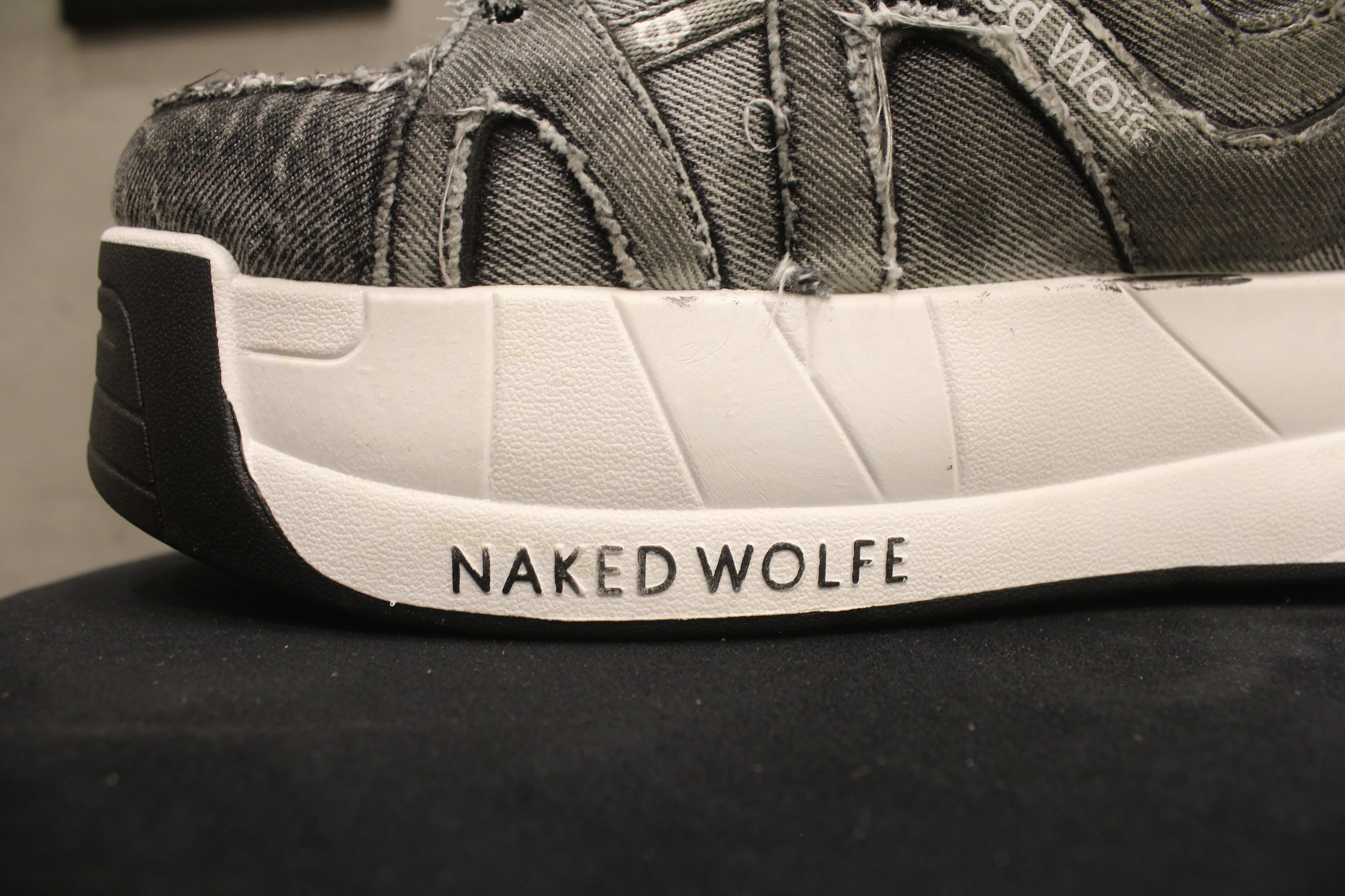 مصغّر المنتج 3: سنيكرز "نيكِد وولف" جينز تشانكي