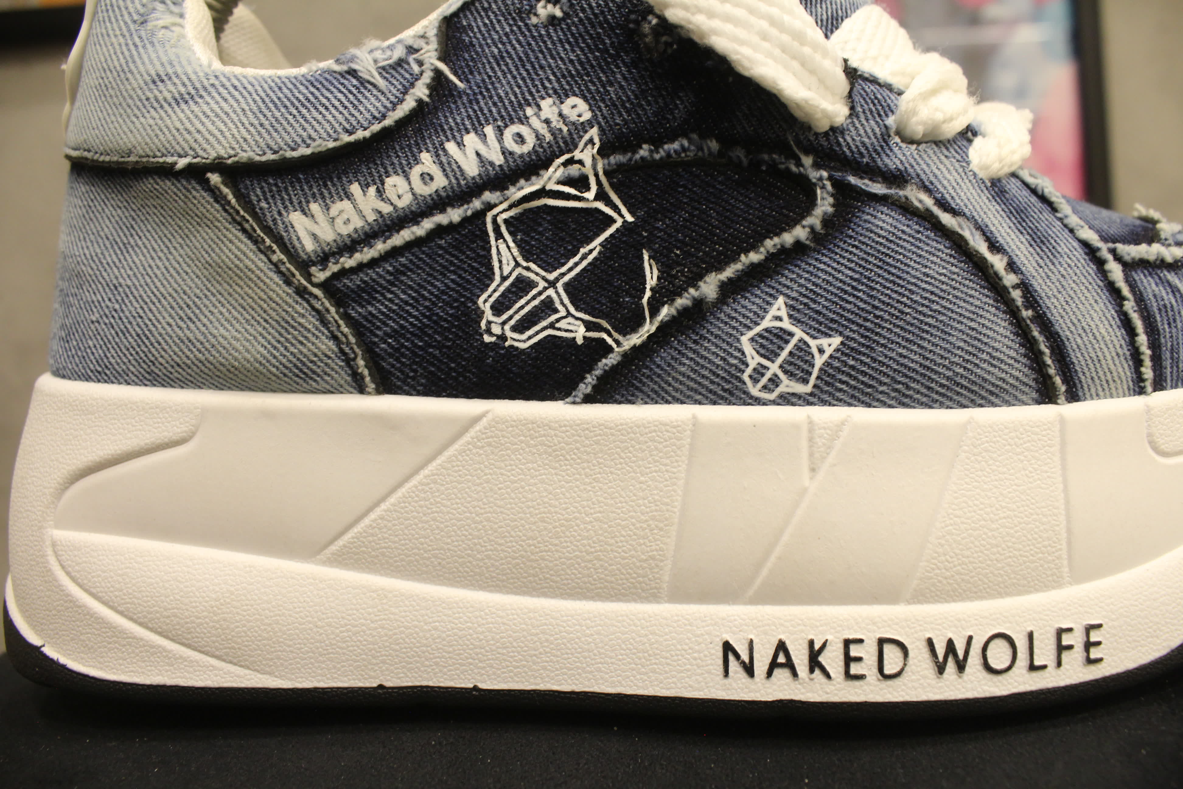 مصغّر المنتج 7: سنيكرز "نيكِد وولف" جينز تشانكي