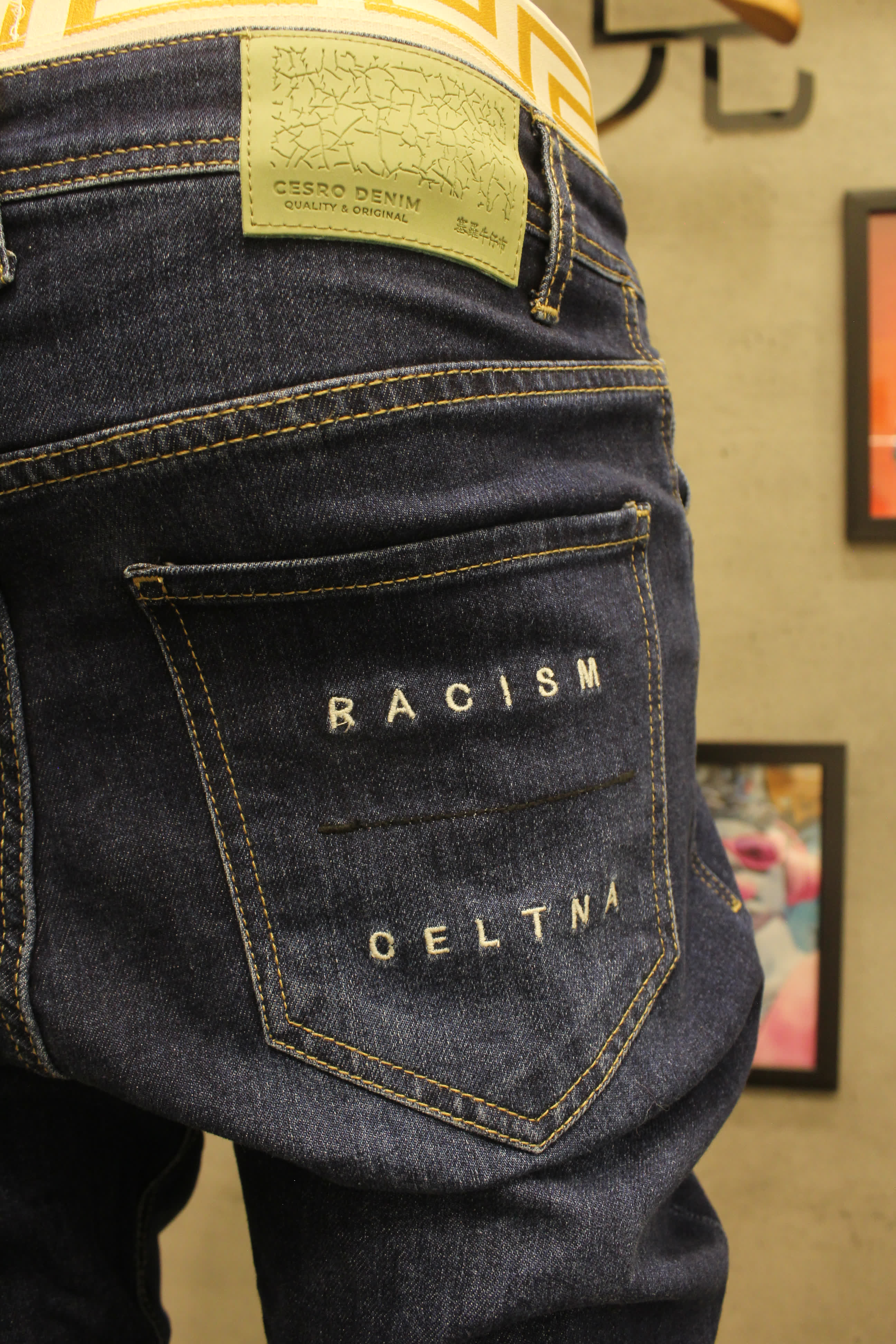 مصغّر المنتج 2: جينز كحلي كلاسيك