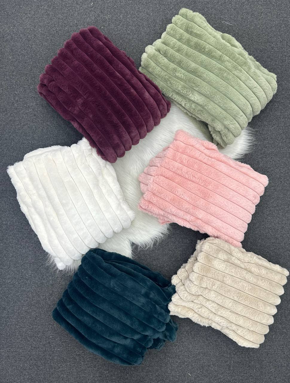 مصغّر المنتج 3: جاكت فرو تركي