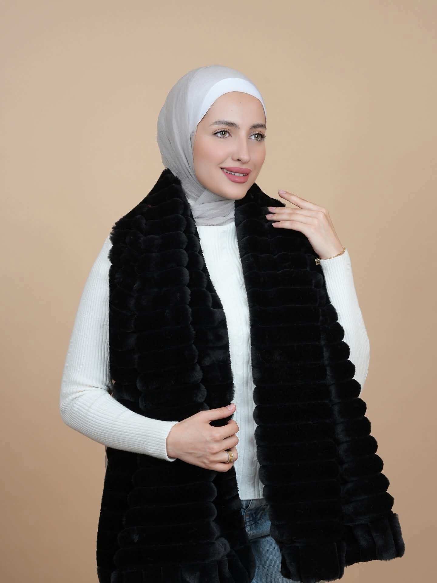 وشاح الفرو الفاخر الشتوي اسود