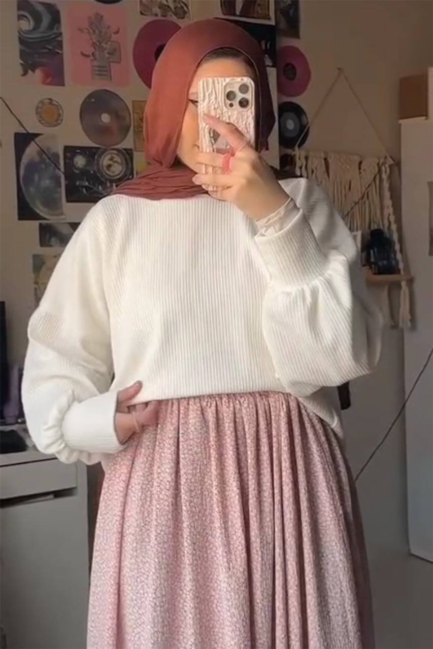 طقم شتوي جيبة اسكوب وبلوزة ريب مضلع – كولكشن 2025