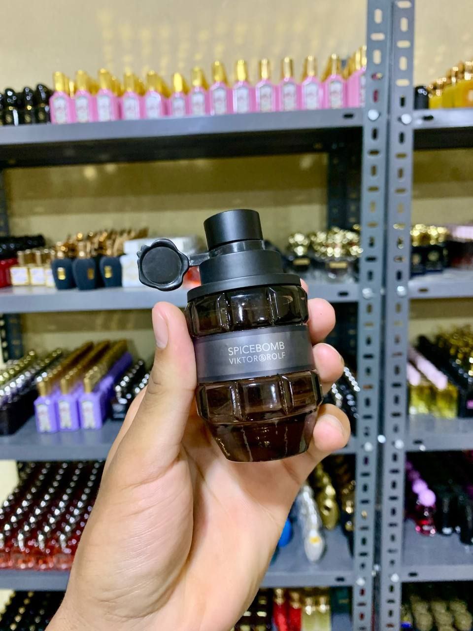 عطر سبايس بومب إكستريم من فيكتور آند رولف.