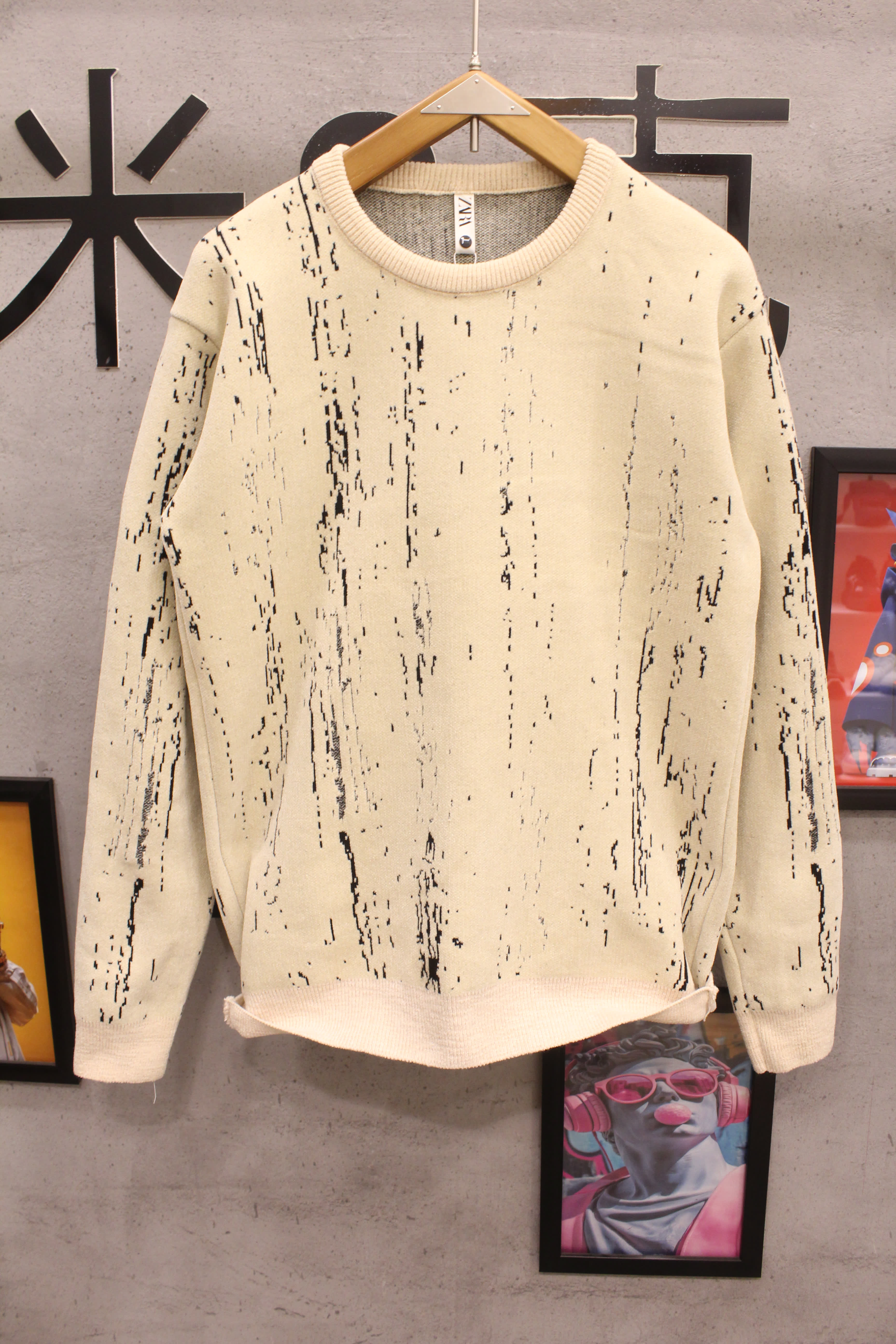 بلوفر قطيفة مخربش