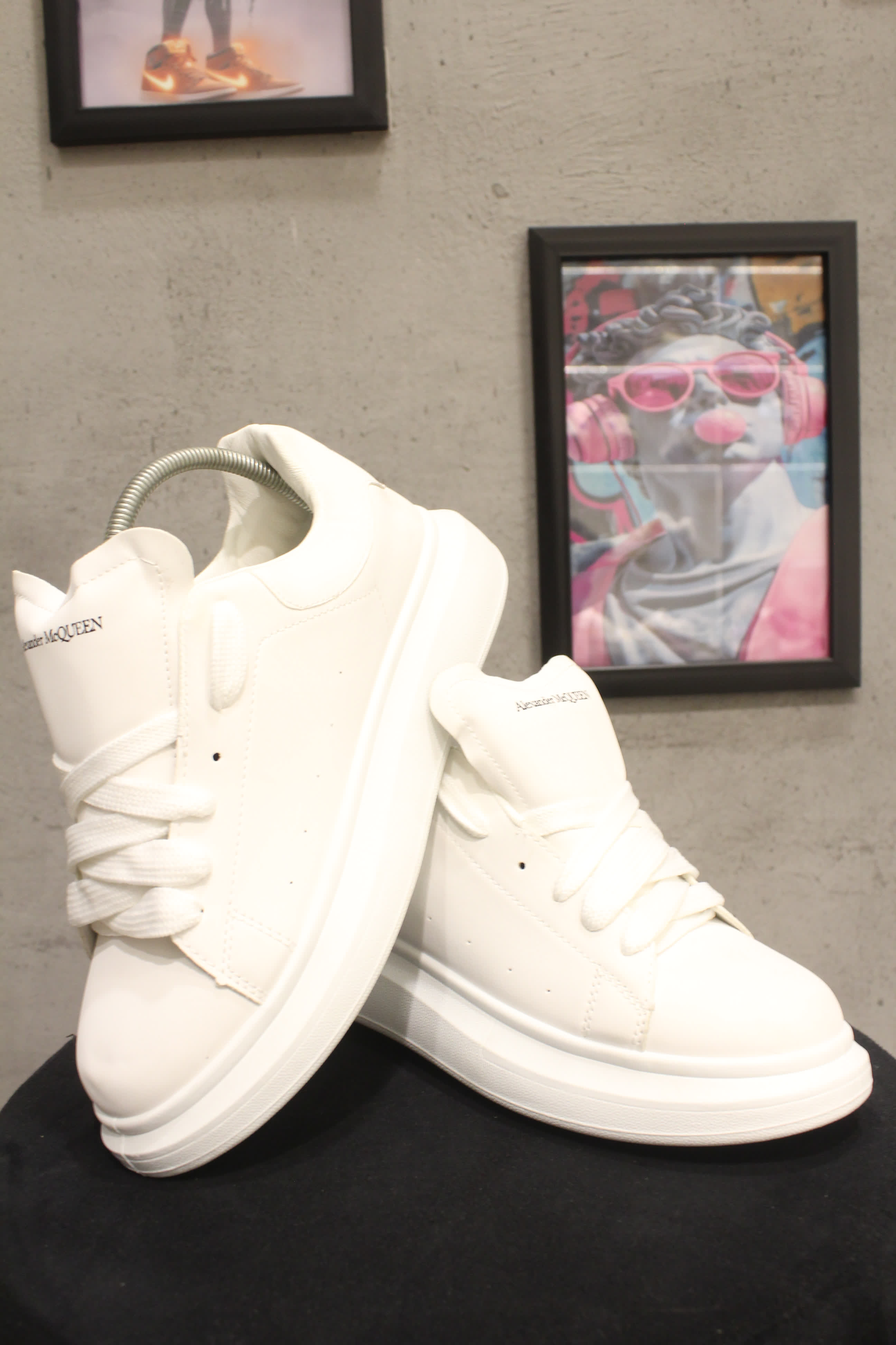 سنيكرز "ألكسندر ماكوين" الأيقوني