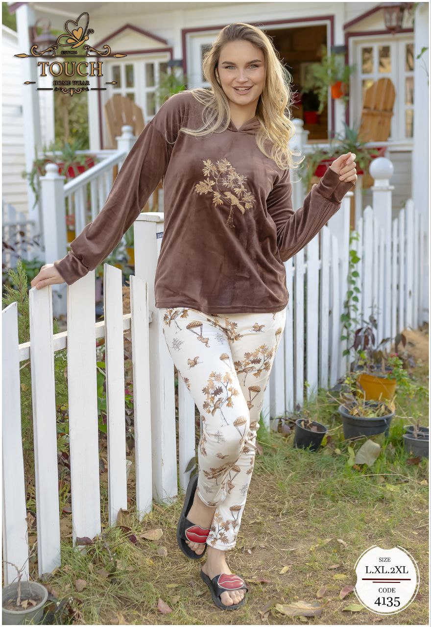 بيجامة هايدي تطريز شجر